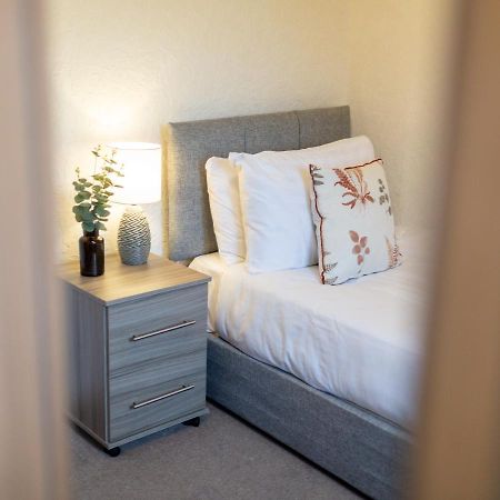 Adrian House, Near Hospital, Easy Parking + Garden Apartment Карлайл Екстериор снимка
