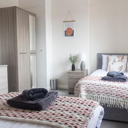 Adrian House, Near Hospital, Easy Parking + Garden Apartment Карлайл Екстериор снимка