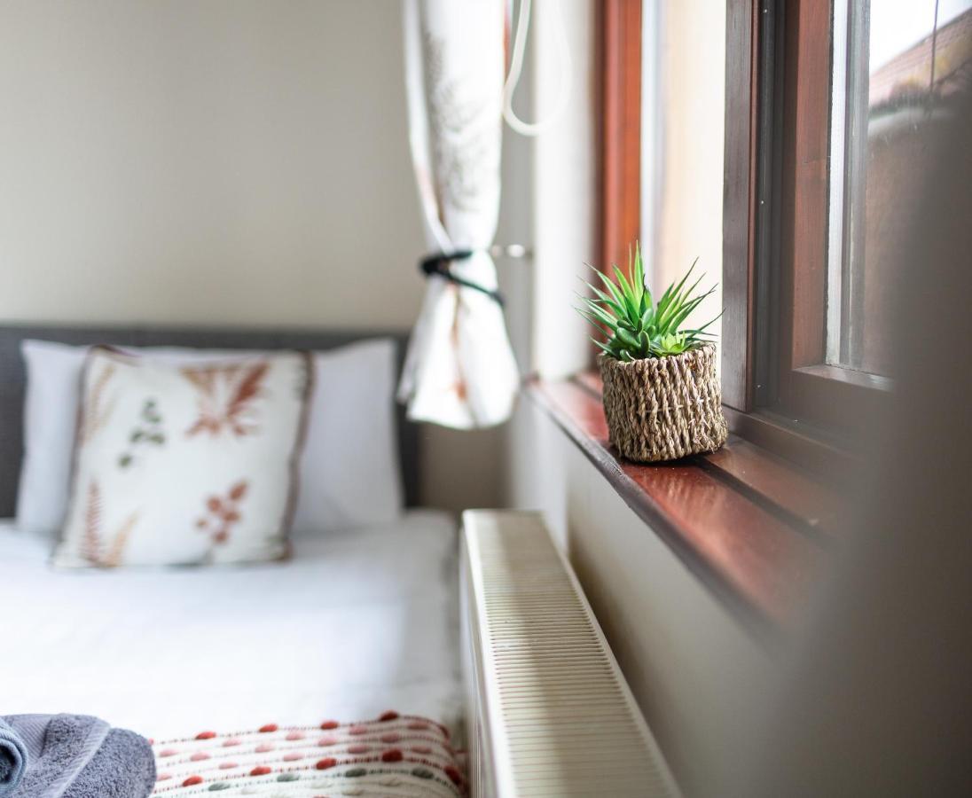 Adrian House, Near Hospital, Easy Parking + Garden Apartment Карлайл Екстериор снимка