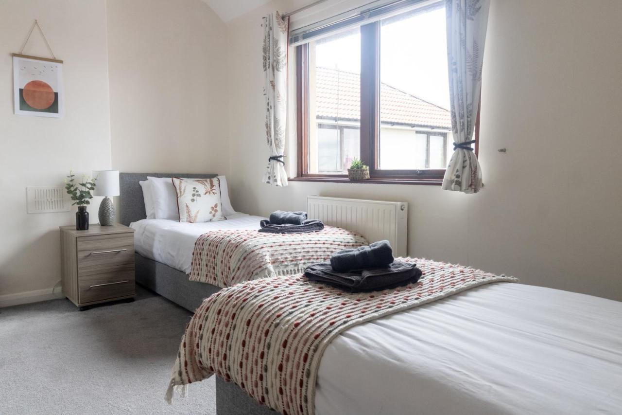 Adrian House, Near Hospital, Easy Parking + Garden Apartment Карлайл Екстериор снимка