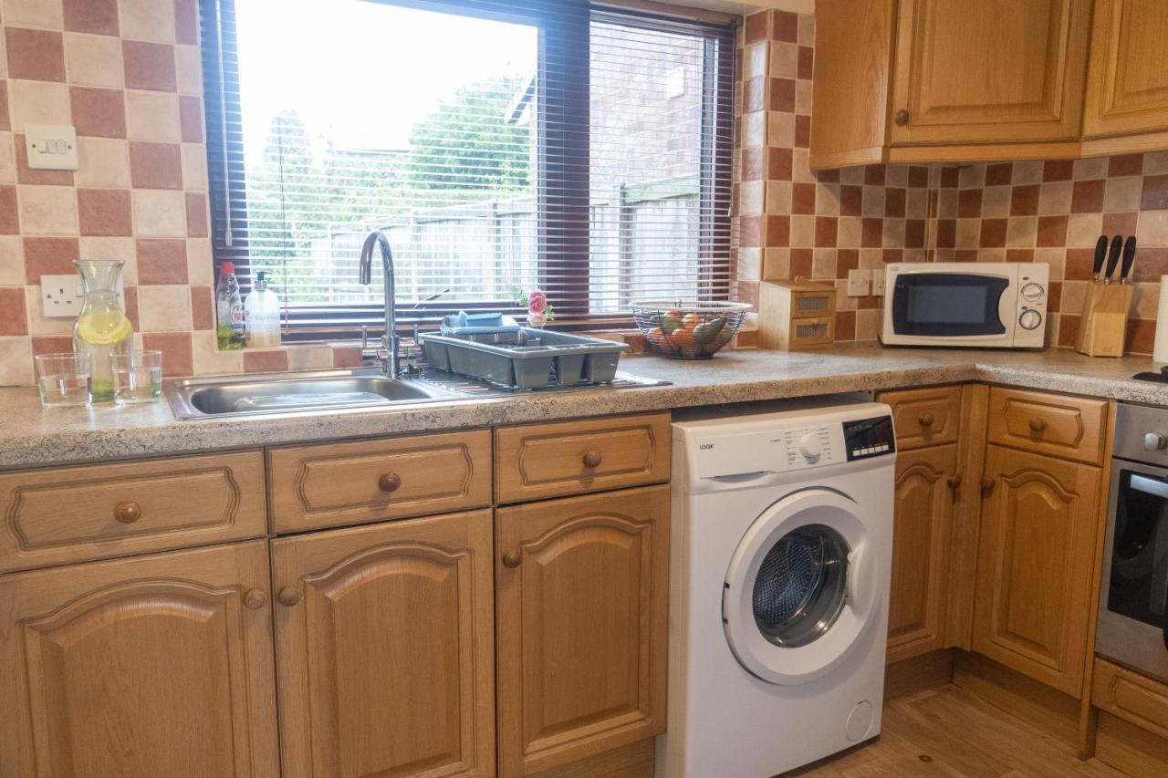 Adrian House, Near Hospital, Easy Parking + Garden Apartment Карлайл Екстериор снимка