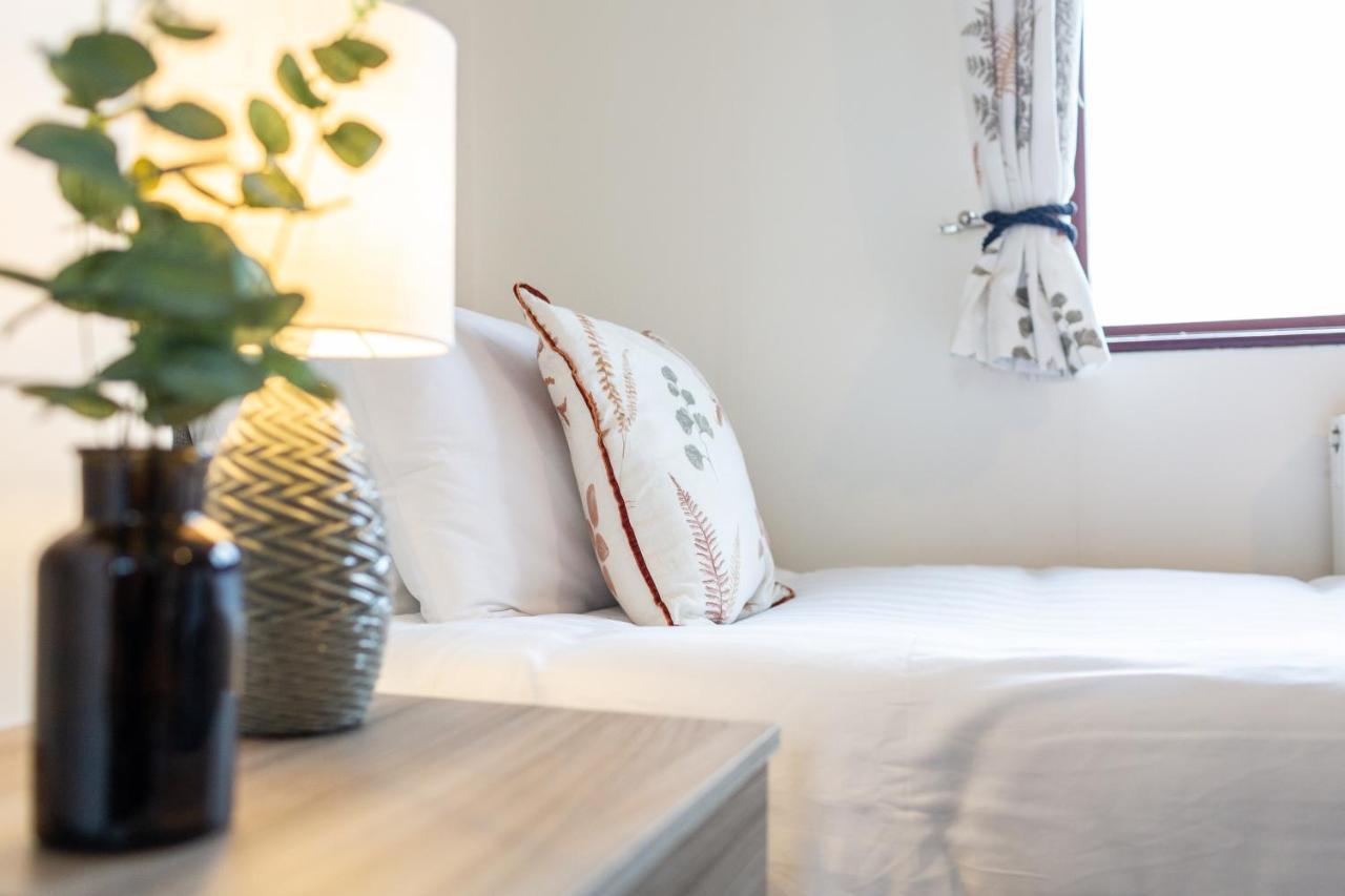 Adrian House, Near Hospital, Easy Parking + Garden Apartment Карлайл Екстериор снимка