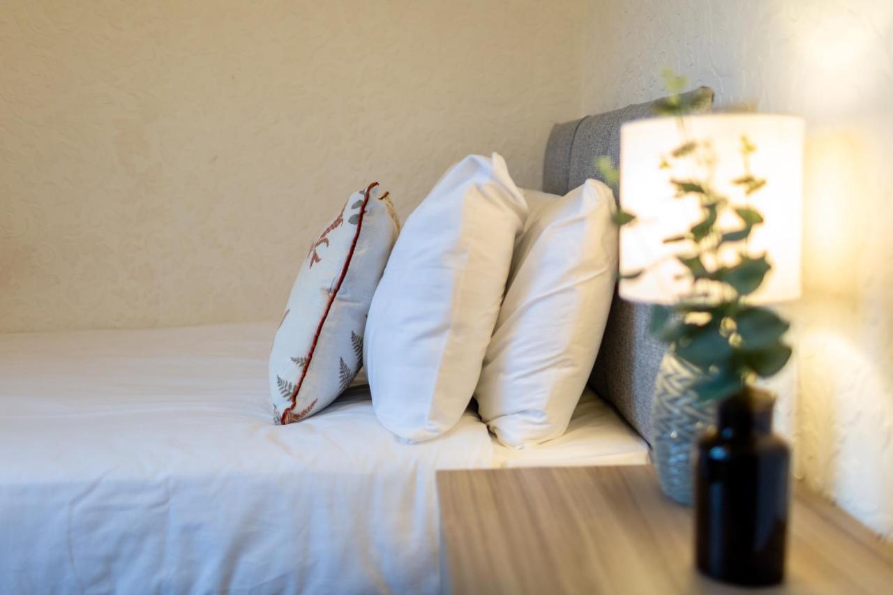 Adrian House, Near Hospital, Easy Parking + Garden Apartment Карлайл Екстериор снимка