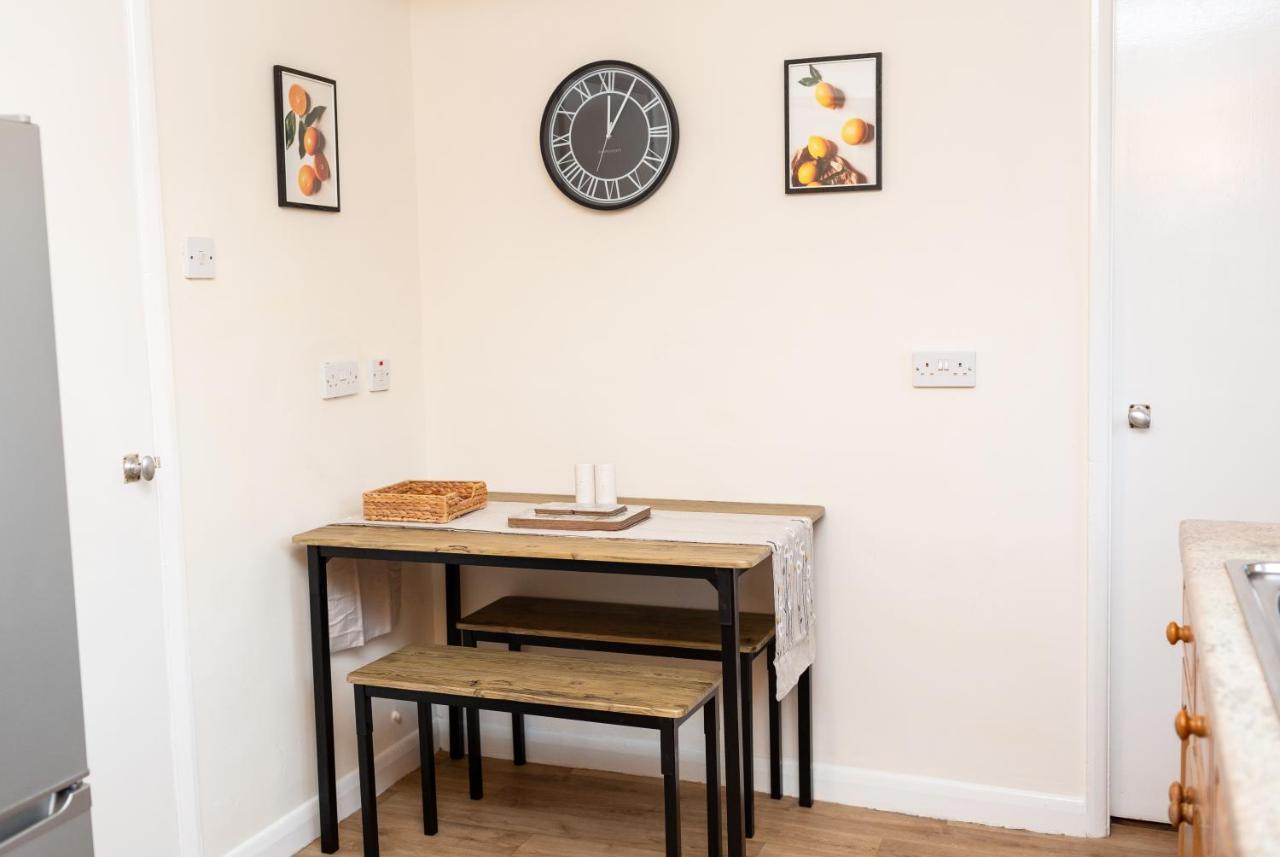 Adrian House, Near Hospital, Easy Parking + Garden Apartment Карлайл Екстериор снимка