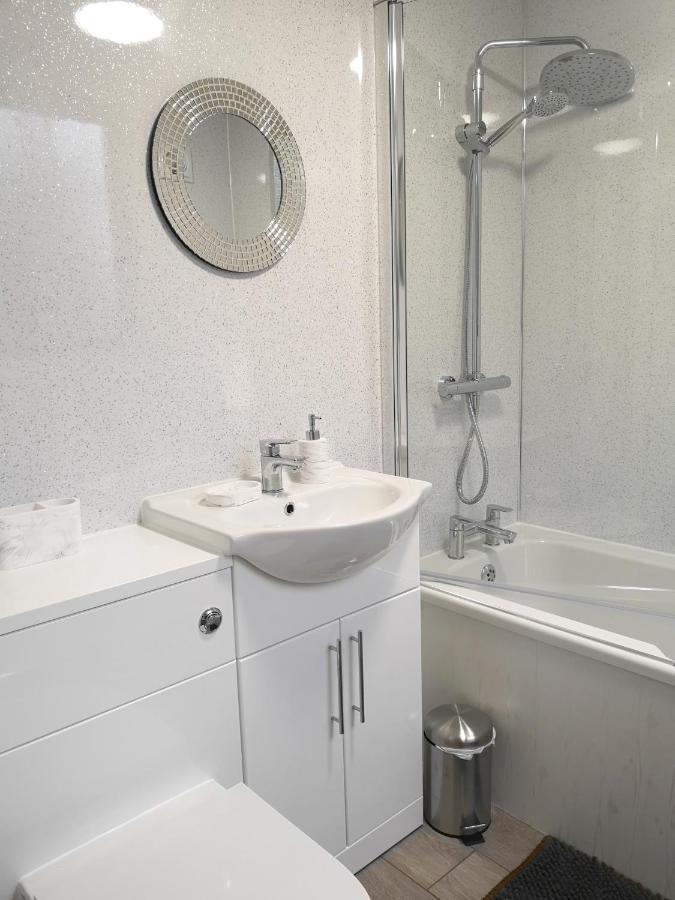 Adrian House, Near Hospital, Easy Parking + Garden Apartment Карлайл Екстериор снимка