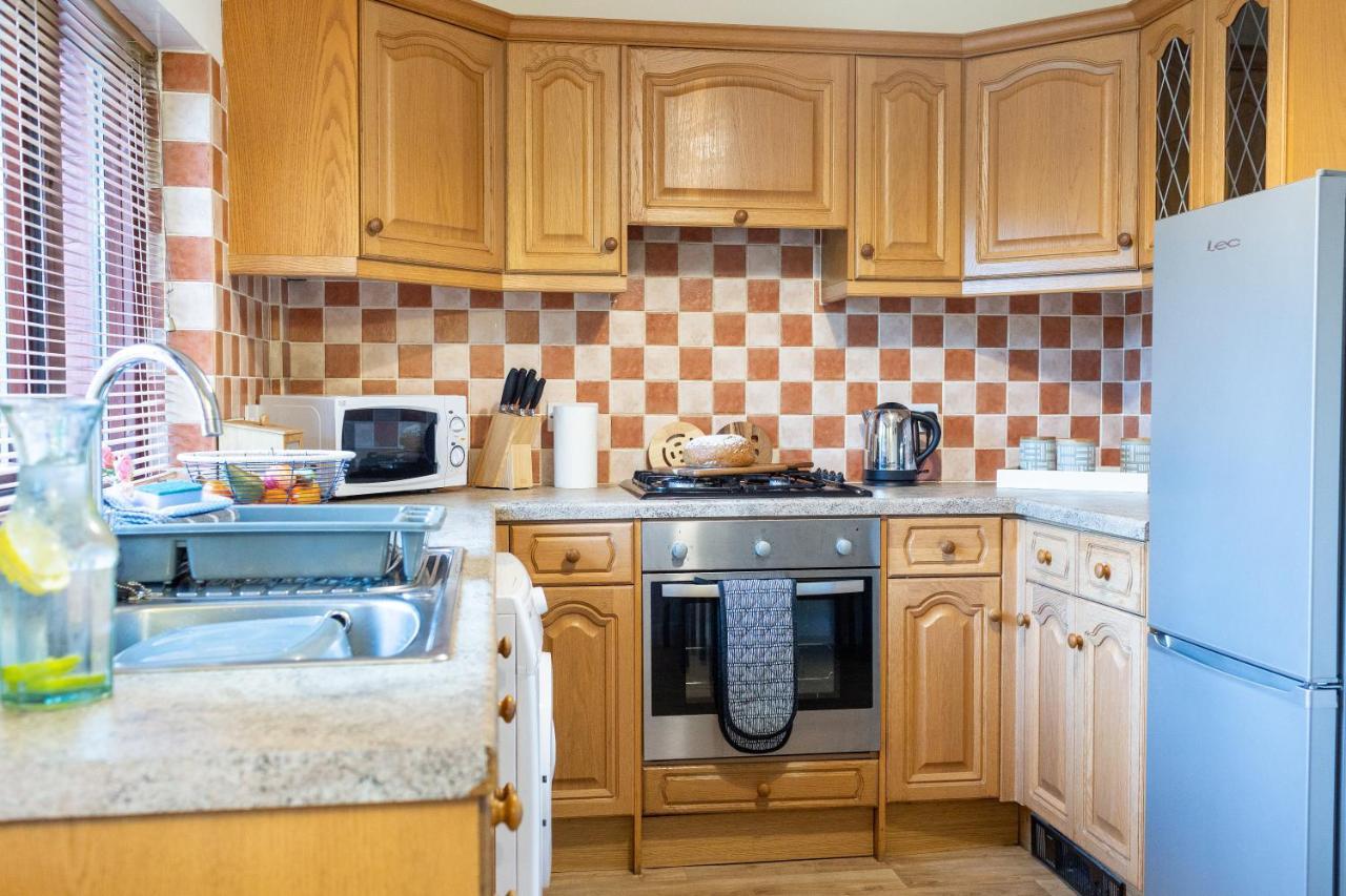 Adrian House, Near Hospital, Easy Parking + Garden Apartment Карлайл Екстериор снимка